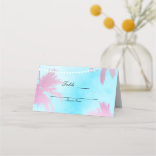 Roze palmbomen blauwe lucht en lichten tafel stoel