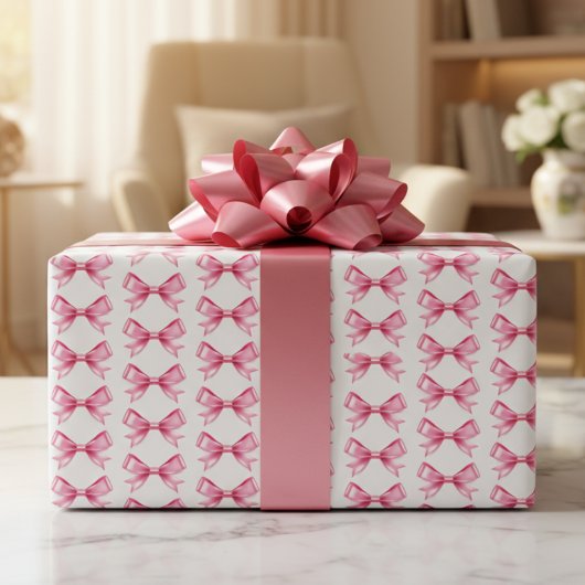 Roze papierbladen met draaiende tas van staal inpakpapier vel
