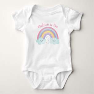 Roze pastel regenboogwolken eerste verjaardag romper