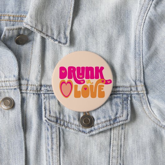 Roze Peach Retro Drink in Love Bride-to-Be Button (In situ)