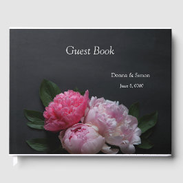 Roze pinda's op een donkere achtergrond gastenboek