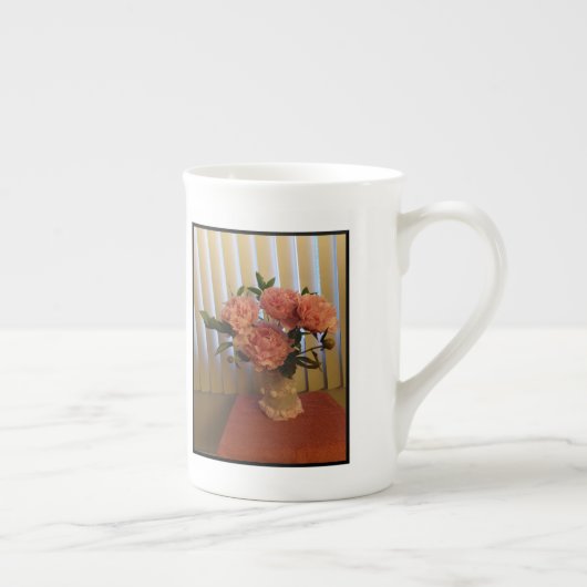 Roze Pioen Boeket Bone China Mok (Rechts)