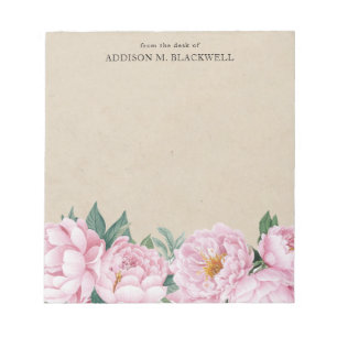 Roze pioen op perkament van het bureau van notitieblok