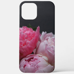 Roze pioenrozen op donkere achtergrond iPhone 12 pro max hoesje