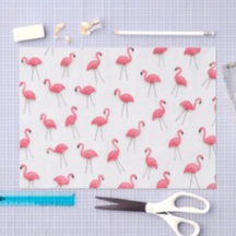 Roze plastic flamingo's voor op het gazon