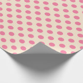 Roze polka-punten op crème cadeaupapier (Hoek)