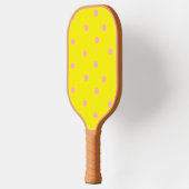 Roze polka-stippen op geel pickleball paddle (Links)