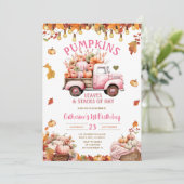 Roze pompoenen bladeren en stapels van hooi verjaa kaart (Staand voorkant)