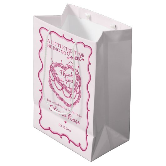 Roze Retro Hart Coquette Cherry Cake Bruids Douche Medium Cadeauzakje (Voorkant Gekanteld)
