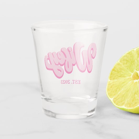 Roze retro Wifey Est. Jaar Bride Fiancé Shot Glas (Achterkant)