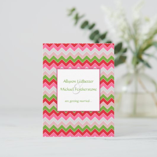 Roze Rood Groen Grijs Chevron Stripe Bewaar de dat Aankondigingskaart (Staand voorkant)