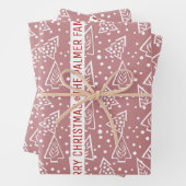 Roze roos en witte kerstbomen inpakpapier vel (In situ)