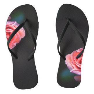 Roze roos met dauw teenslippers