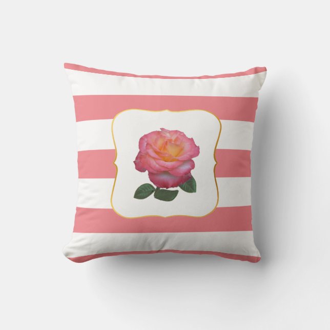 Roze roos op roze en witte gestreepte kussen (Voorkant)