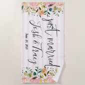 Roze Roos Persoonlijke Net Getrouwd Bloemen Strandlaken (Voorkant)