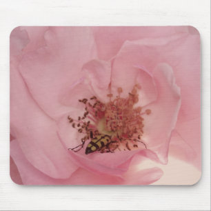 Roze Rose en een bug Photography Mousepad Muismat