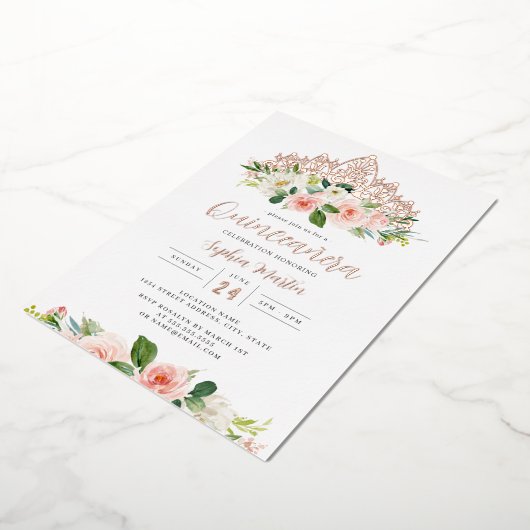 Roze Rose Goud Bloemen Tiara Vlinder Quinceanera Folie Uitnodiging (Gedraaid)