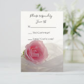 Roze Rose op White Wedding RSVP Response Kaart (Staand voorkant)