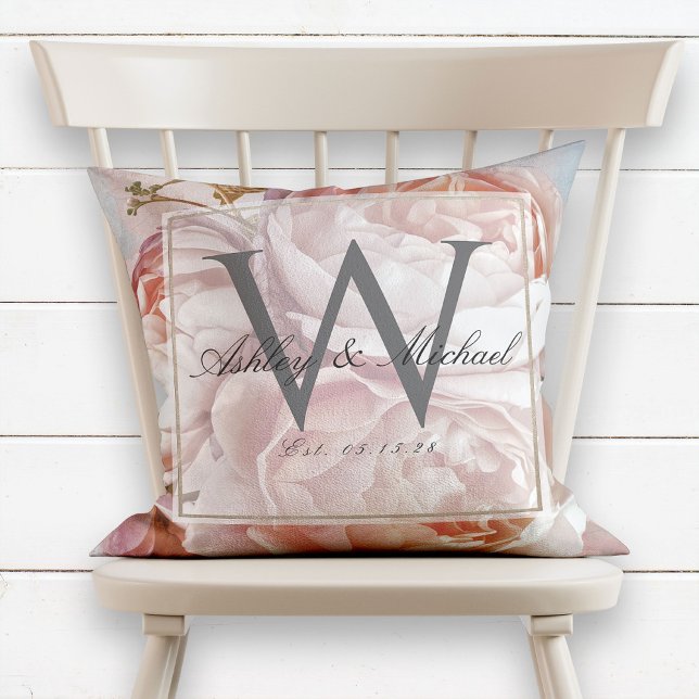 Roze Rose Peony Script Monogram Weddenschap Kussen (Creator heeft geüpload)
