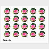 Roze, roze, met groene bladeren ronde sticker (Vel)