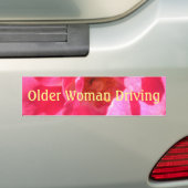 roze roze oudere vrouw die bumpersticker bestuurt (Op auto)
