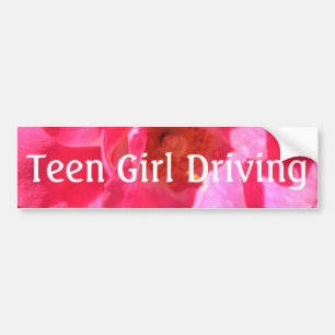 roze roze tienermeisje met bumpersticker