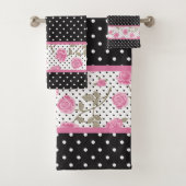 Roze rozen en zwarte en witte pooldots bad handdoek (Insitu)