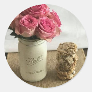 Roze rozen in een pot en koekjes ronde sticker
