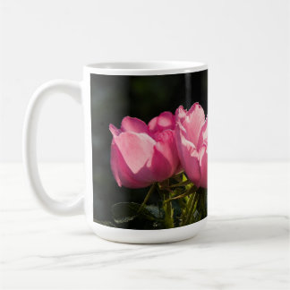 Roze rozen in gouden tuinglans koffiemok