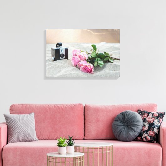 roze rozen in zand met retrocamera canvas afdruk (Insitu (Woonkamer))