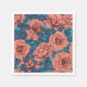 Roze rozen met blauwe bladeren op blauw servet