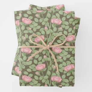 Roze rozen op bruin inpakpapier vel