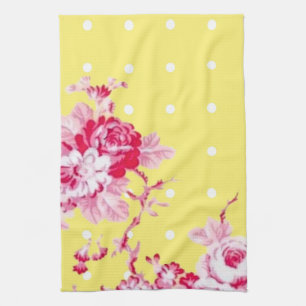 Roze rozen op gele keukenhanddoeken
