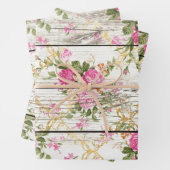 Roze rozen op witte schuurplanken inpakpapier vel (In situ)