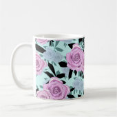 roze rozen, rozen, achtergrond turkooizen koffiemok (Links)