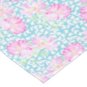 Roze rozen, witte vlinders op blauwe tablet tafelkleed (Gekanteld)