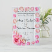 Roze rozenblaadjes op houten bruiloft uitnodiging (Staand voorkant)