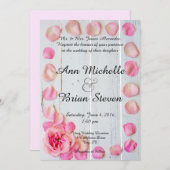Roze rozenblaadjes op houten bruiloft uitnodiging (Voorkant / Achterkant)