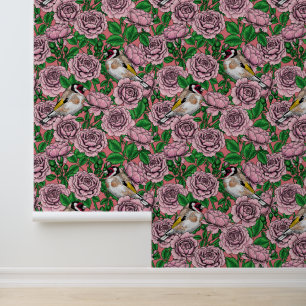 Roze rozenbloemen en goudvink vogels behang