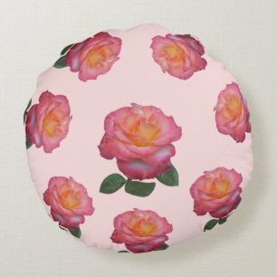 Roze rozenbloemen op lichtroze ronde kussen