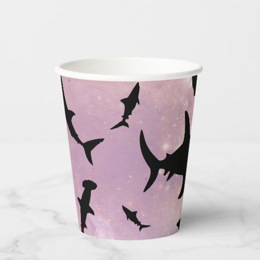 Roze schaduw vis haai op gradiënt melkwegstelsel R Papieren Bekers (Voorkant)