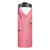 Roze scrubs met bloemontwerp en stethoscoop thermosbeker (Voorkant)