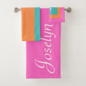 Roze Sinaasappel & Blauwe Kleurenblokken Monogramm Bad Handdoek (Insitu)