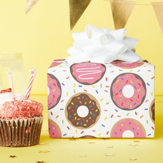 Roze Sprinkles Donuts Cadeaupapier (Verjaardagsfeest)