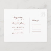 Roze strandharten in het zand redden de datum aankondigingskaart (Achterkant)