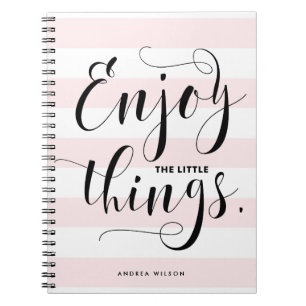 Roze strepen Geniet van de kleine dingen kalligr Notitieboek