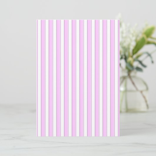 Roze stripes op witte aangepaste uitnodigingen (Staand voorkant)