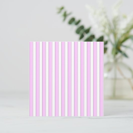 Roze stripes op witte aangepaste uitnodigingen (Staand voorkant)