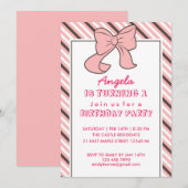 Roze Stripes Ribbon en Bow Birthday Invitation Kaart (Voorkant / Achterkant)