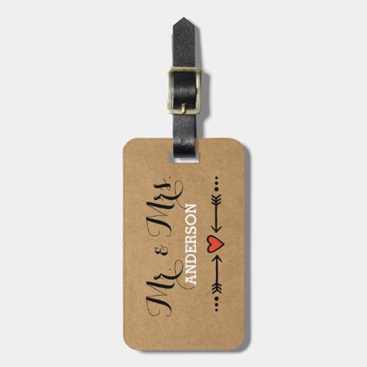 Roze Sweethearts & Arrows Rustic Surname Mr & Mrs. Bagagelabel (Voorkant verticaal)